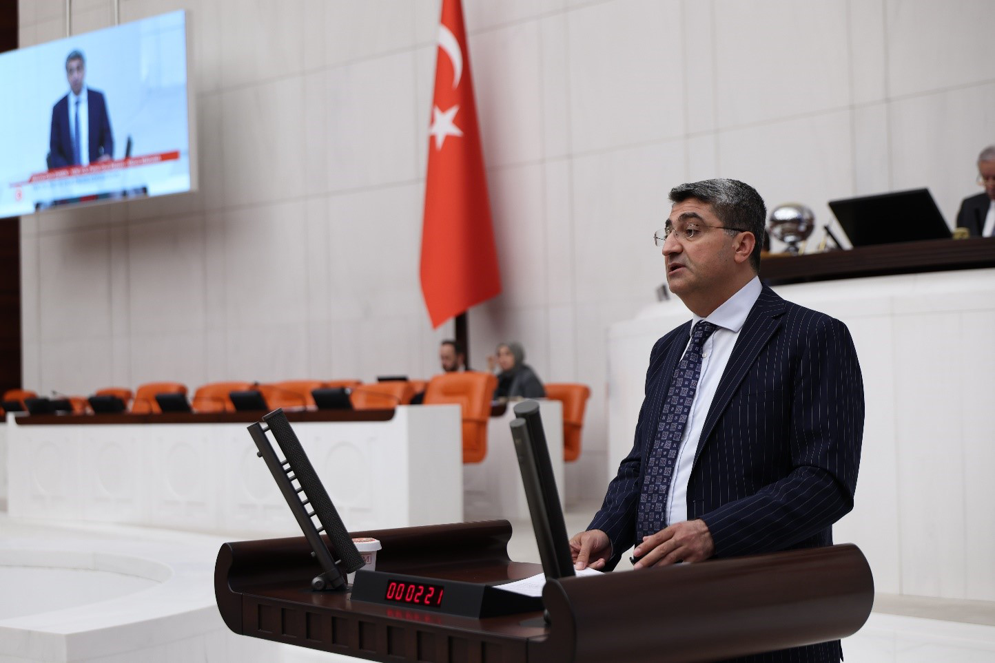 Ekmen’den TBMM’de Mersin Marina Çıkışı: “Deniz Çöp Yuvasına Döndü!”