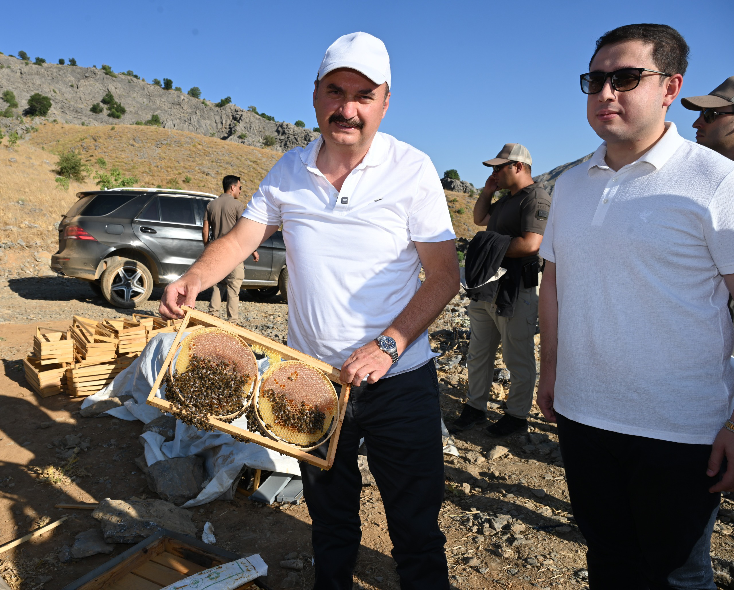 Vali Canalp Helkıs Dağı’nda: Sason Sütleğen Balı Hasat Edildi!
