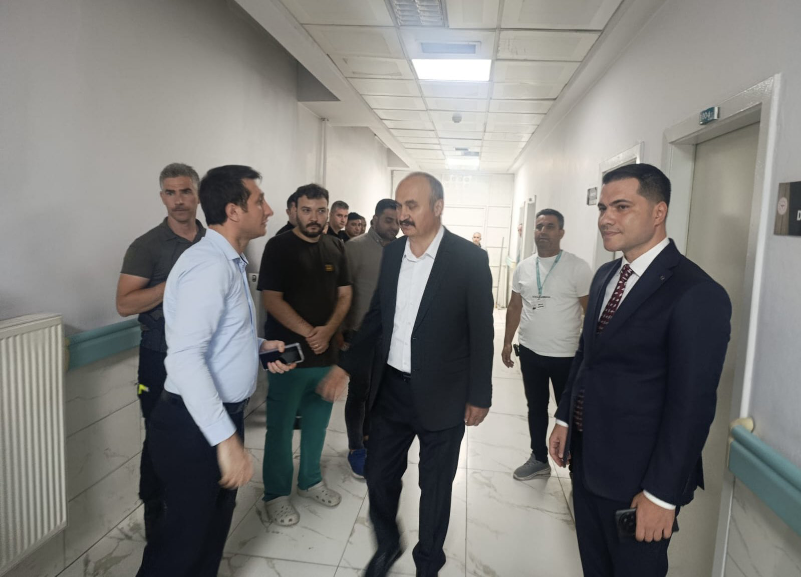 Vali Canalp’tan Acılı Ailelere Hastanede Başsağlığı Ziyareti