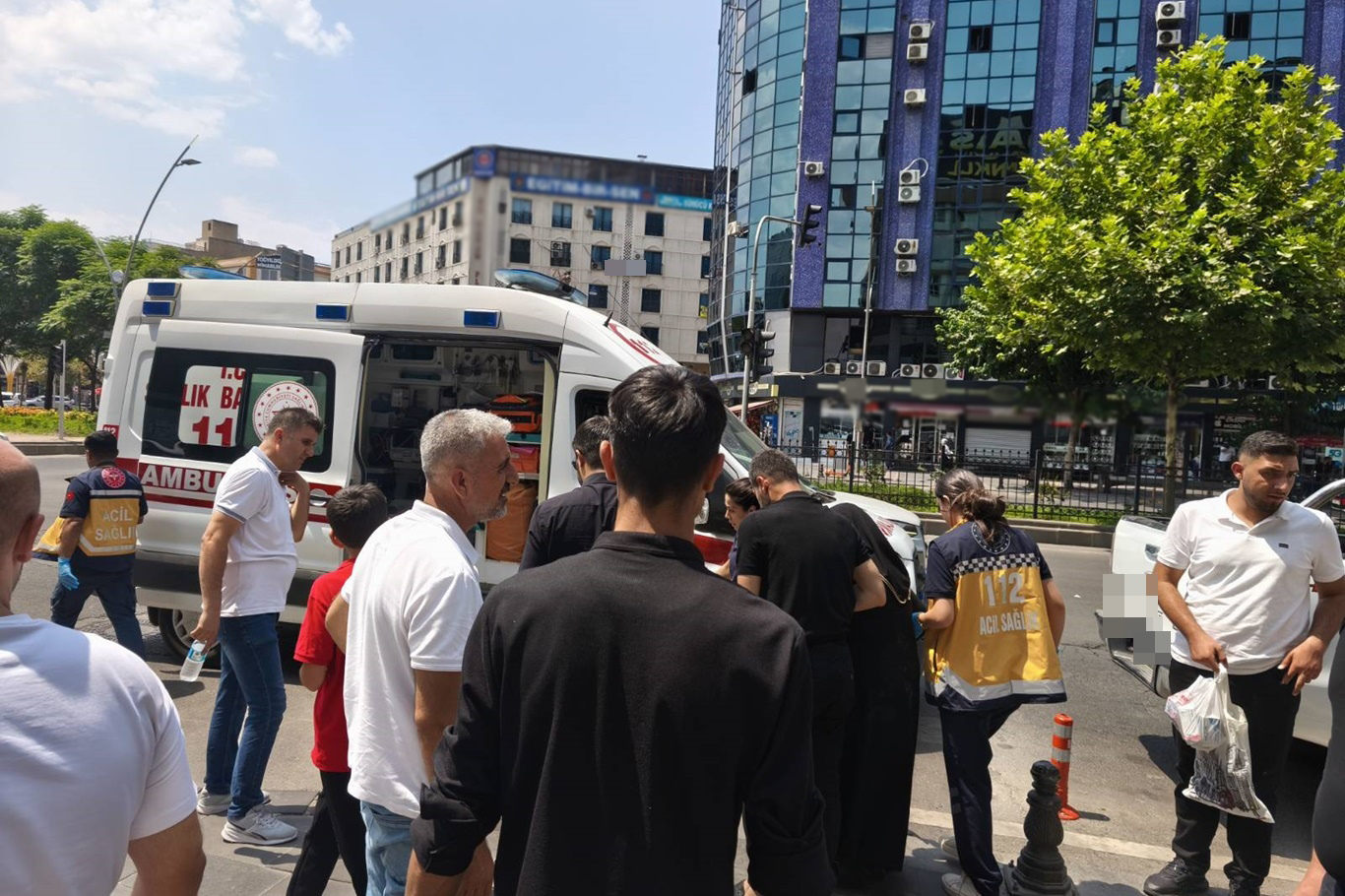 Yolun Karşı Tarafına Geçmeye Çalışan Kadına Araç Çarptı
