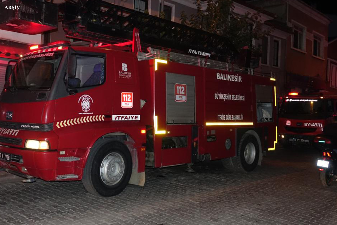 Balıkesir Edremit’te Sanayide Yangın: 5 İş Yeri Hasar Gördü
