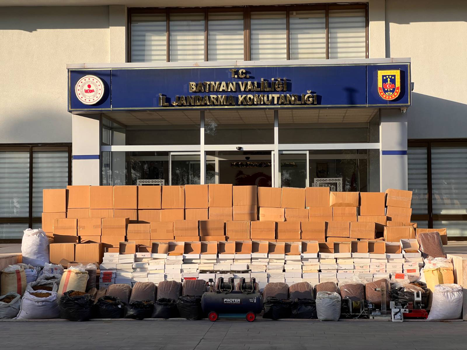 800 Bin Makaron ve 524 Kilo Tütün Ele Geçirildi