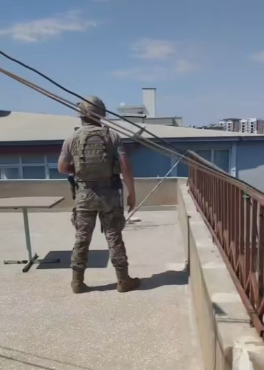 Batman’da Çatıdaki Silahlı Şahıs 5 Saatlik İkna Sonrası Teslim Oldu